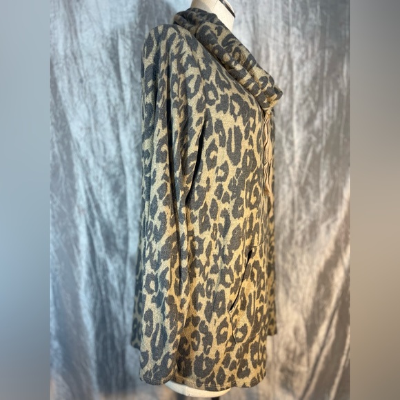 Moondance crowl neck leopard print super soft top - Picture 4 of 10